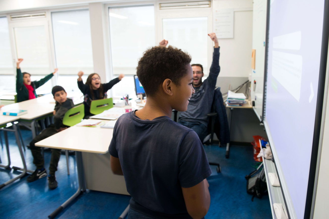 Kind met Interactief bord Kind met Interactief bord